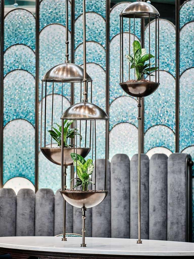 Grand Hyatt Kuwait Hotel Kuwait City Restaurant foto A vertical garden in a restaurant